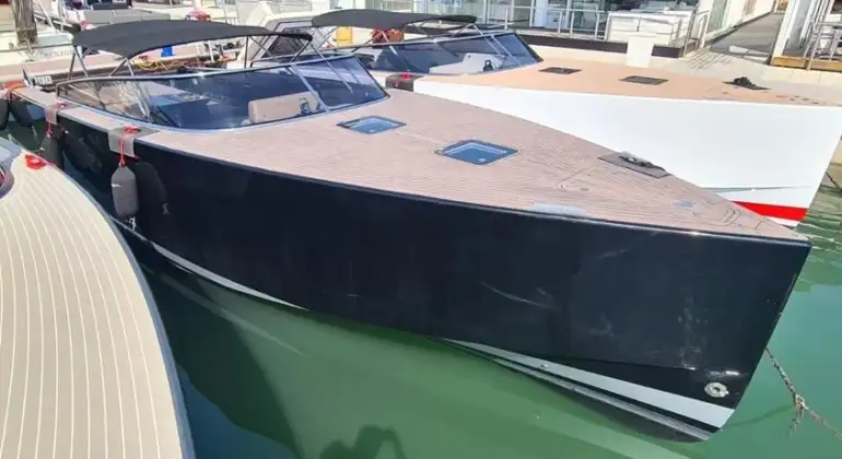 Balagan Yacht Charter Mykonos | VanDutch Speedboat